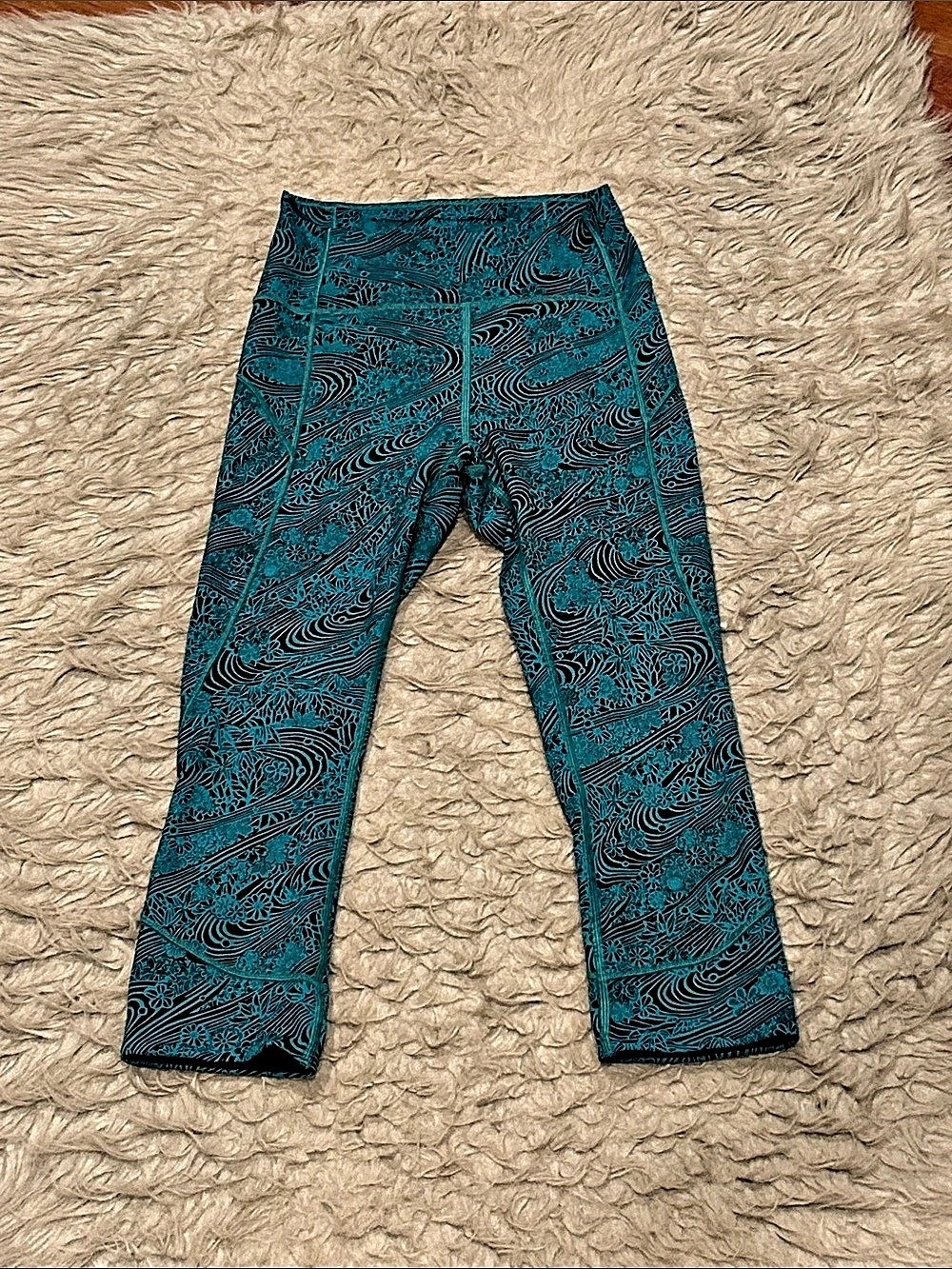 Lululemon In Movement Crop Floral Design Print Leggings in Teal & Black Size 4